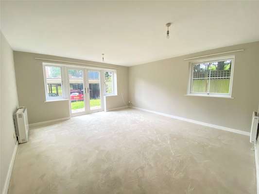 Flat Tuscany Gardens in Crawley