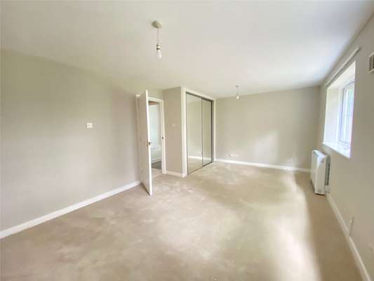 Flat Tuscany Gardens in Crawley
