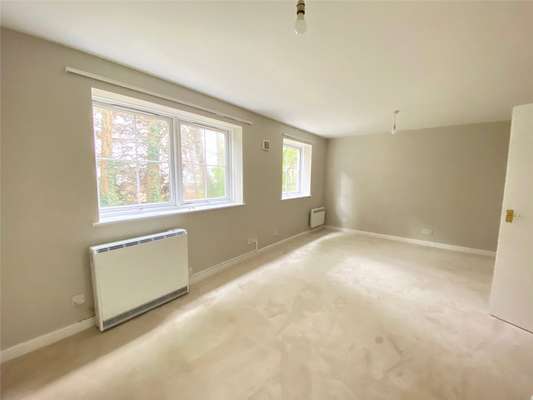 Flat Tuscany Gardens in Crawley