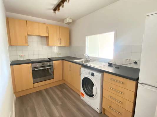 Flat Tuscany Gardens in Crawley