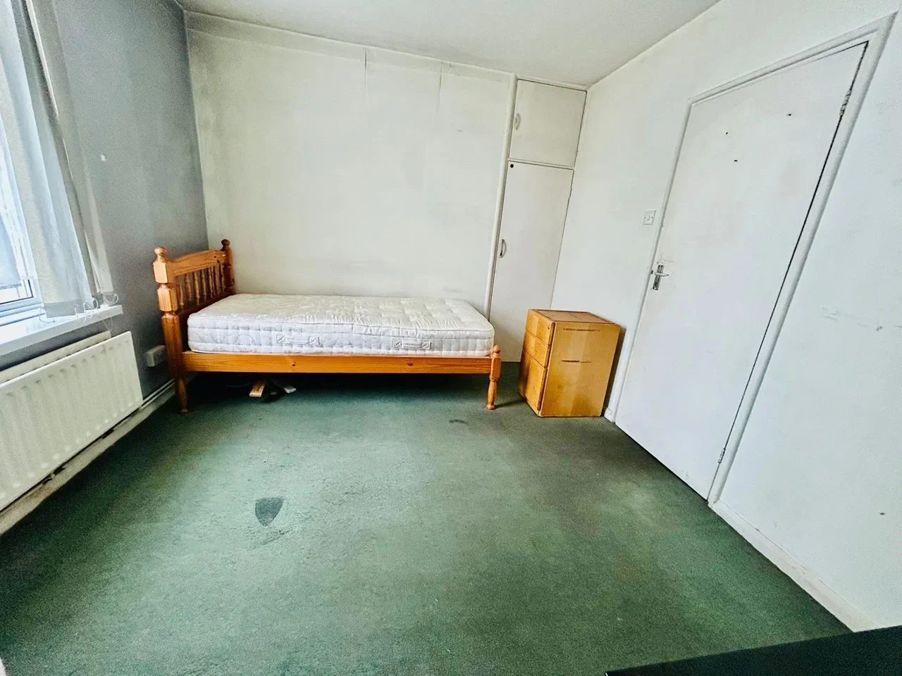 Room Morden Court in Greater London