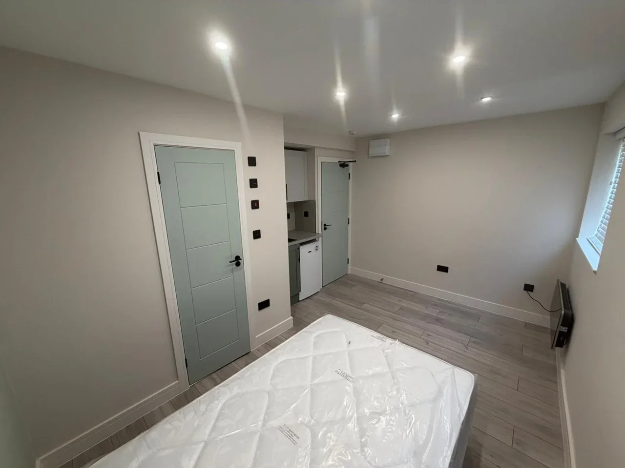 Flat Thorncroft in Greater London