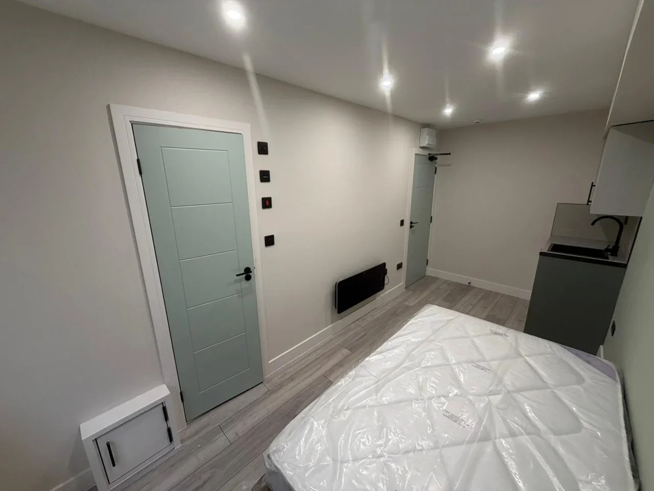 Flat Thorncroft in Greater London