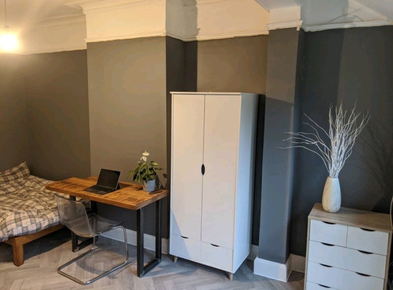 Flat Ravenswood Road in Greater London