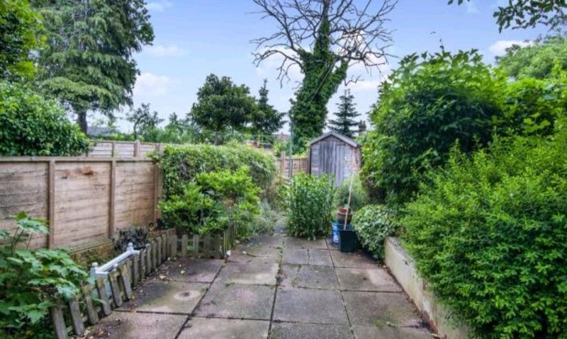 Flat Ravenswood Road in Greater London