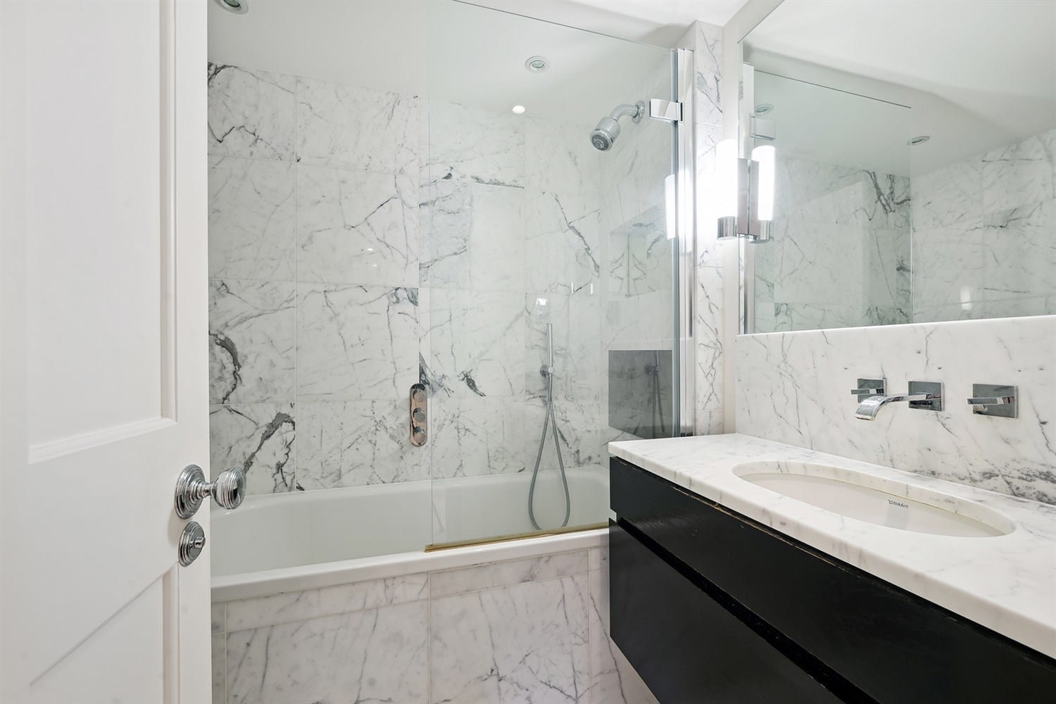 Flat Peony Court in Greater London