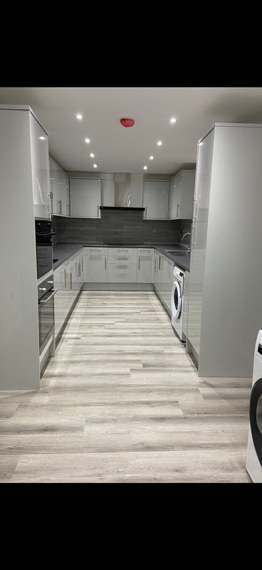 Room Woodfield Road in Crawley