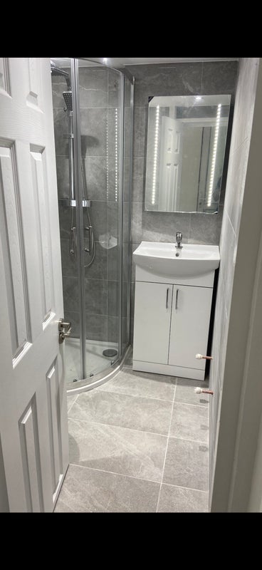 Room Woodfield Road in Crawley