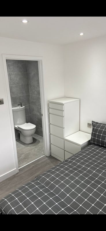 Room Woodfield Road in Crawley