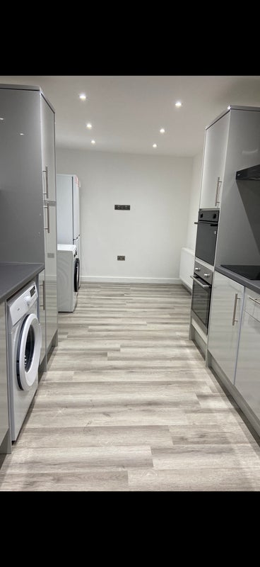 Room Woodfield Road in Crawley