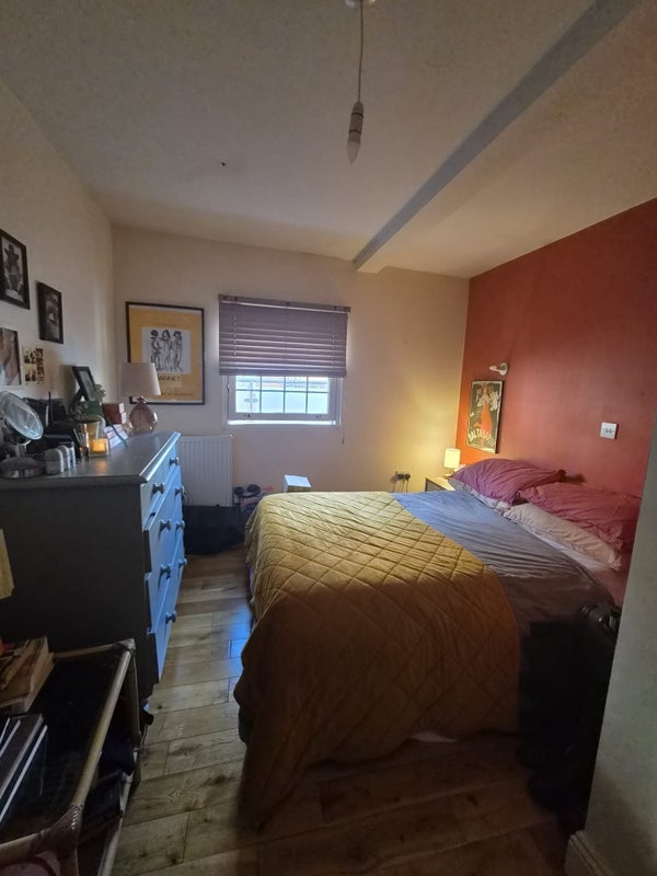 Room Martaban Road in Greater London