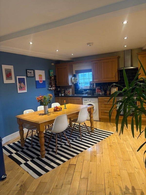 Room Martaban Road in Greater London