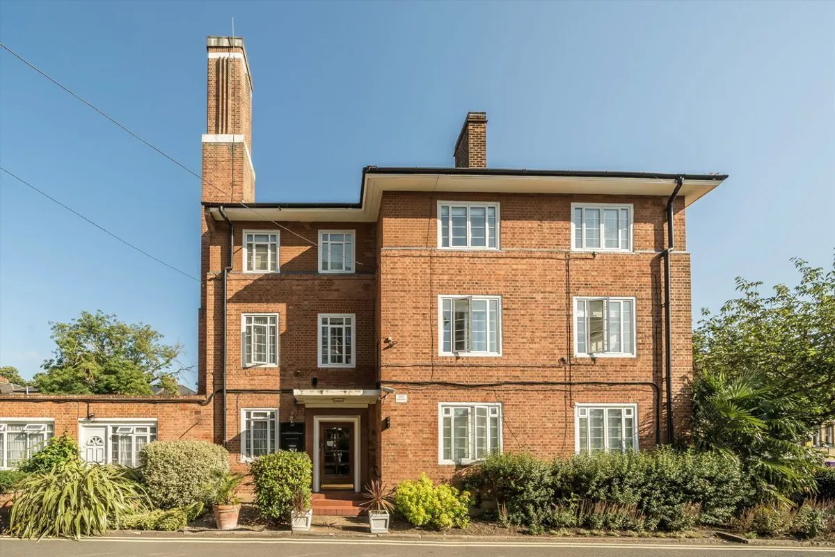 Flat Sutton Court Road in Greater London