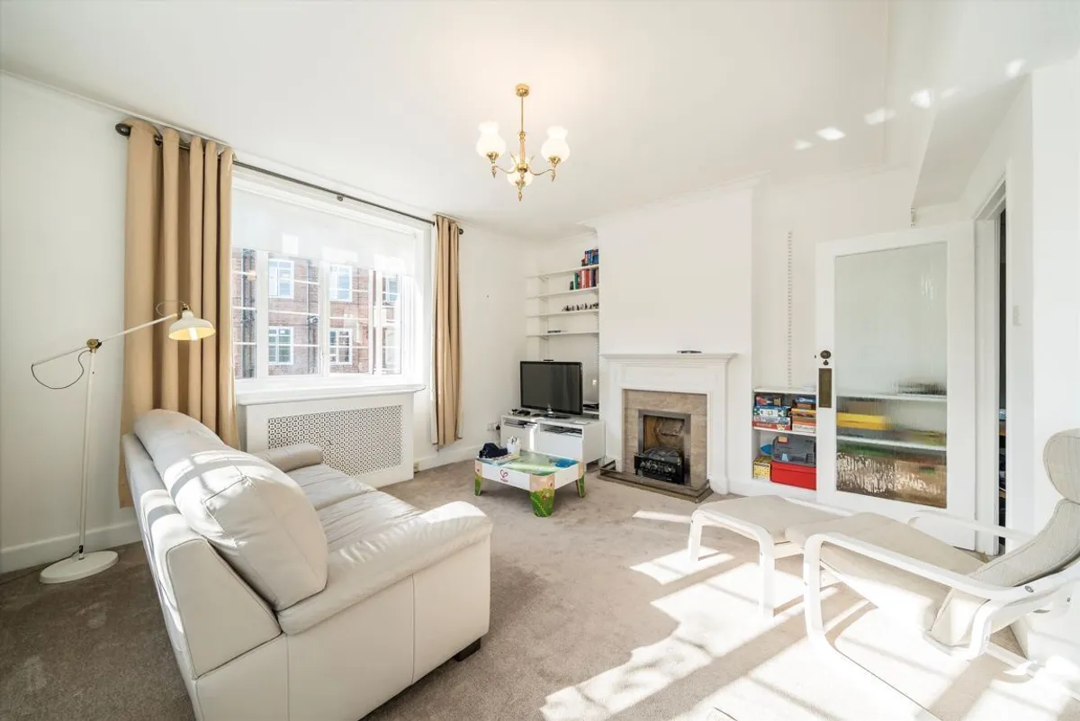 Flat Sutton Court Road in Greater London