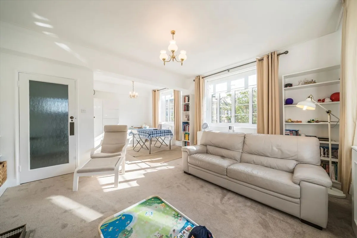 Flat Sutton Court Road in Greater London