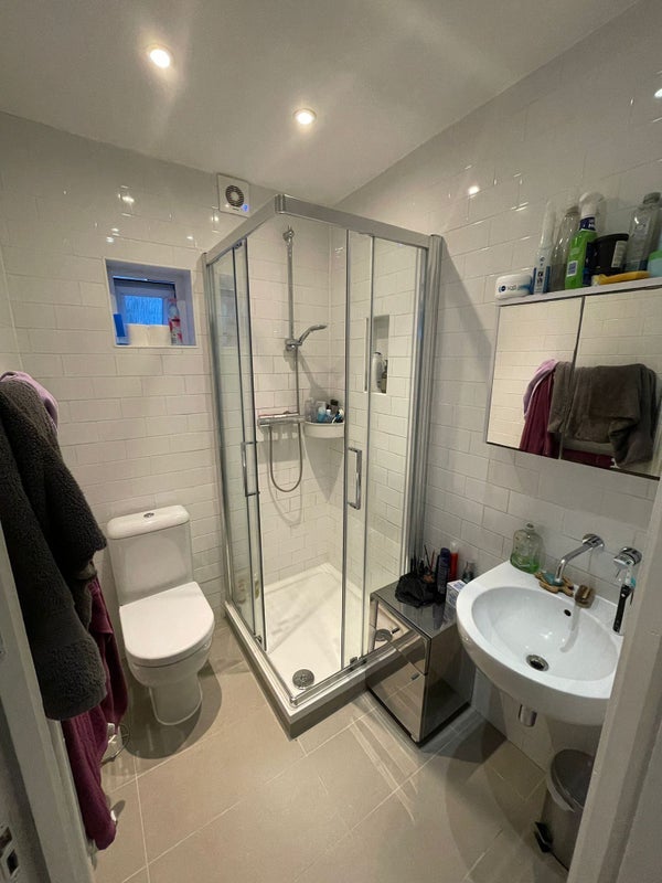 Room Newton Avenue in Greater London