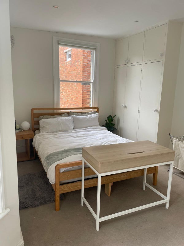 Room Newton Avenue in Greater London