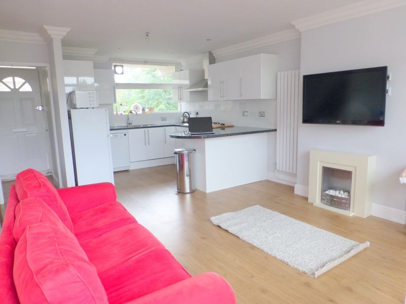 Flat Westbridge Road in Greater London