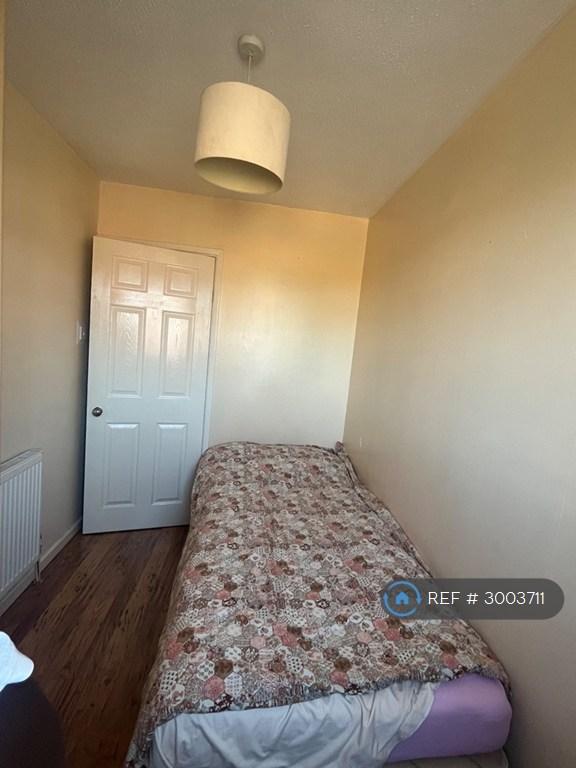 Room Sandpiper Close in Crawley