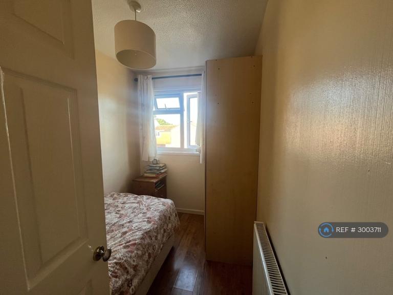 Room Sandpiper Close in Crawley