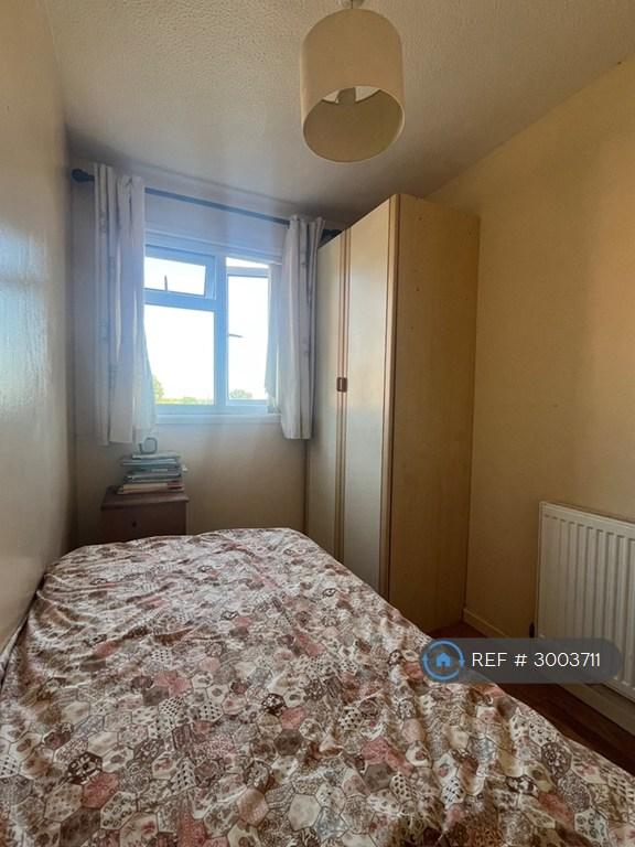 Room Sandpiper Close in Crawley