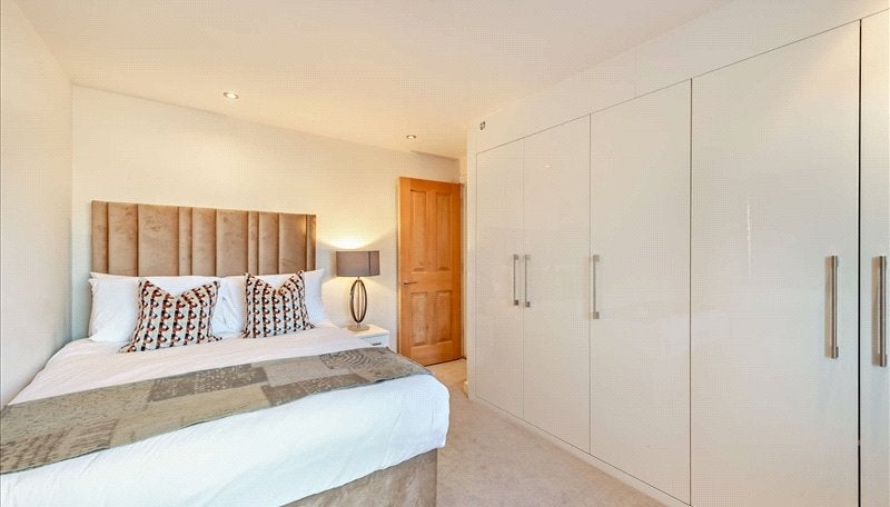 Flat Ixworth Place in Greater London