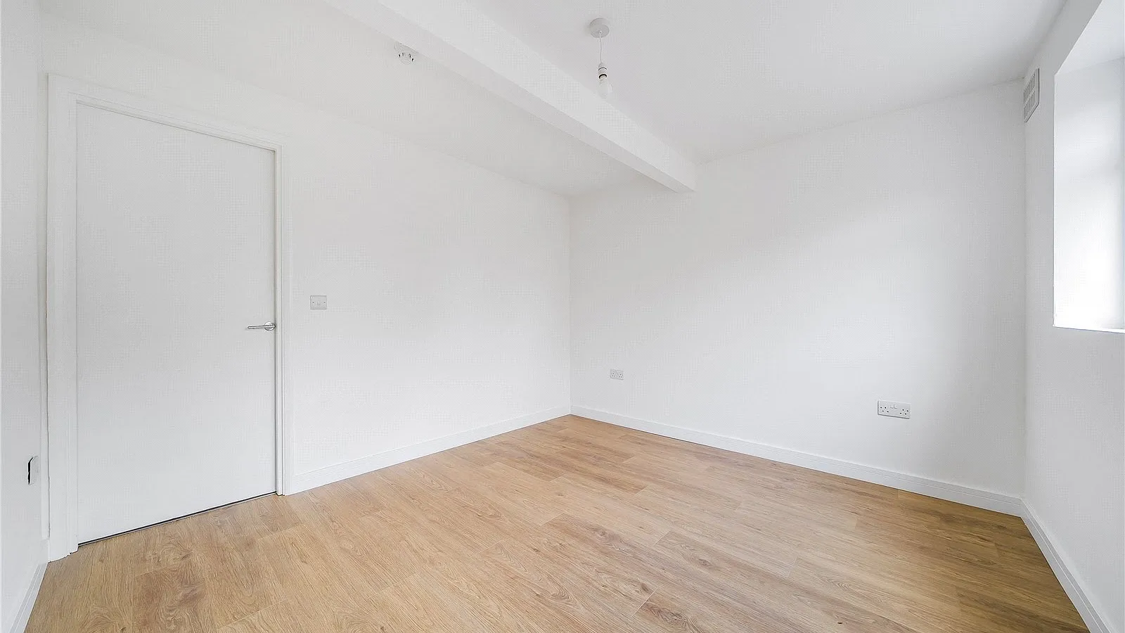 Flat St Albans Crescent in Greater London