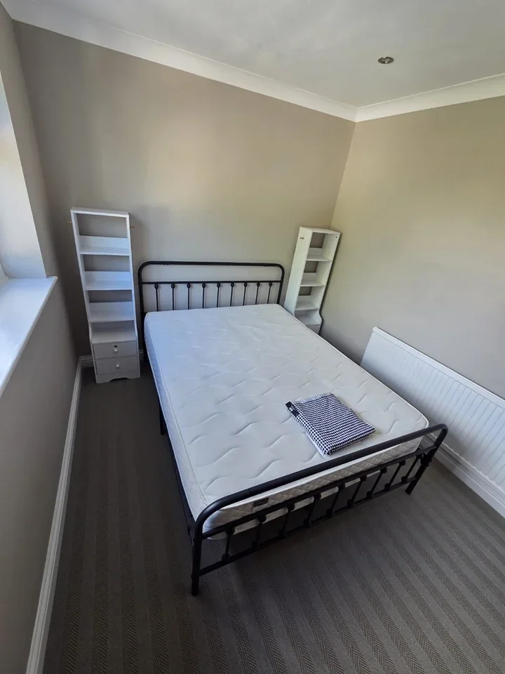 Room Pine Crescent in Brentwood