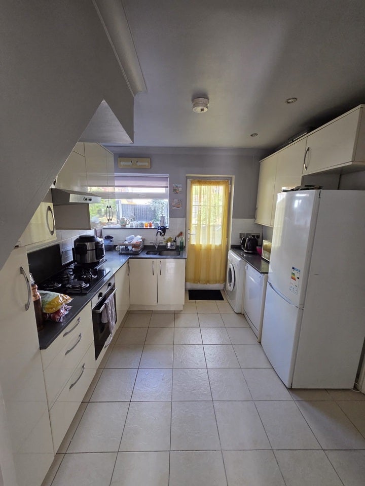 Room Pine Crescent in Brentwood