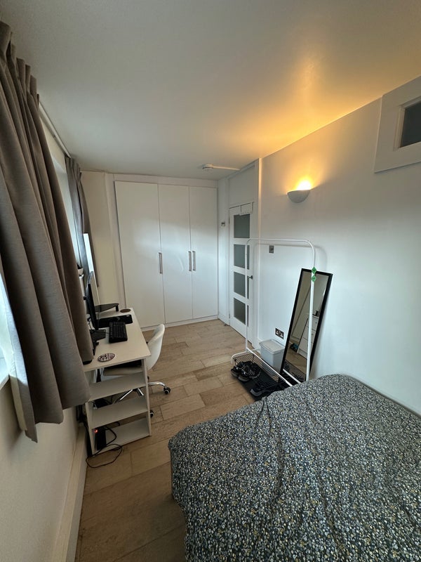 Room Crondall Street in Greater London