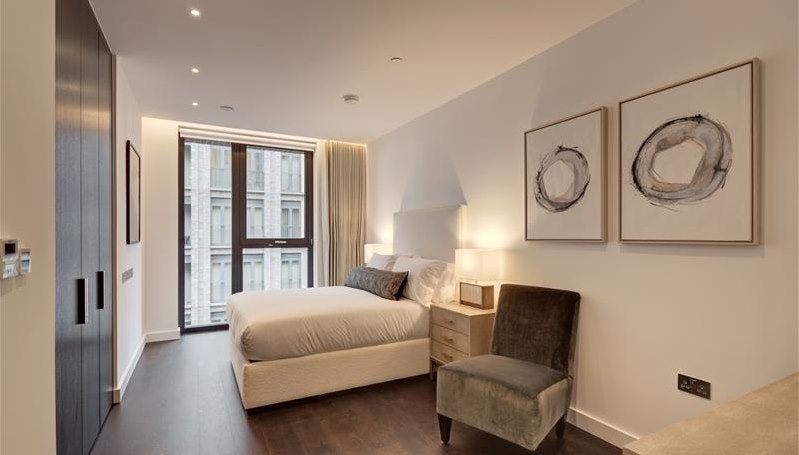 Flat Ponton Road in Greater London