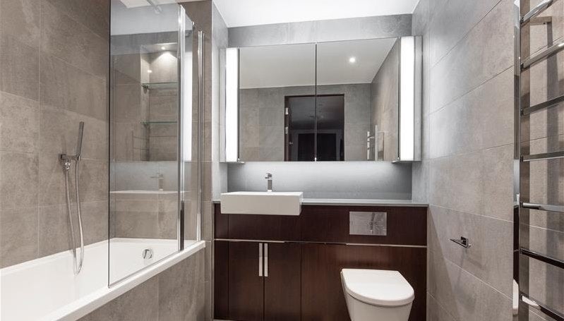 Flat Ponton Road in Greater London
