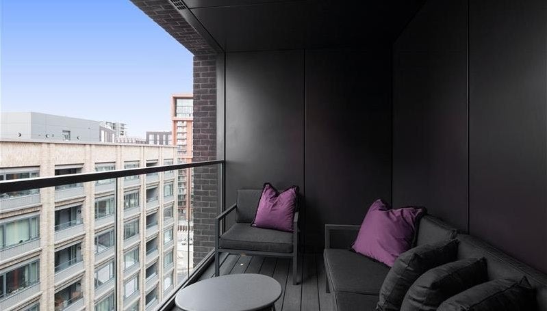 Flat Ponton Road in Greater London