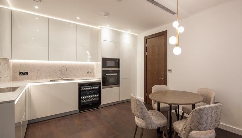 Flat Ponton Road in Greater London