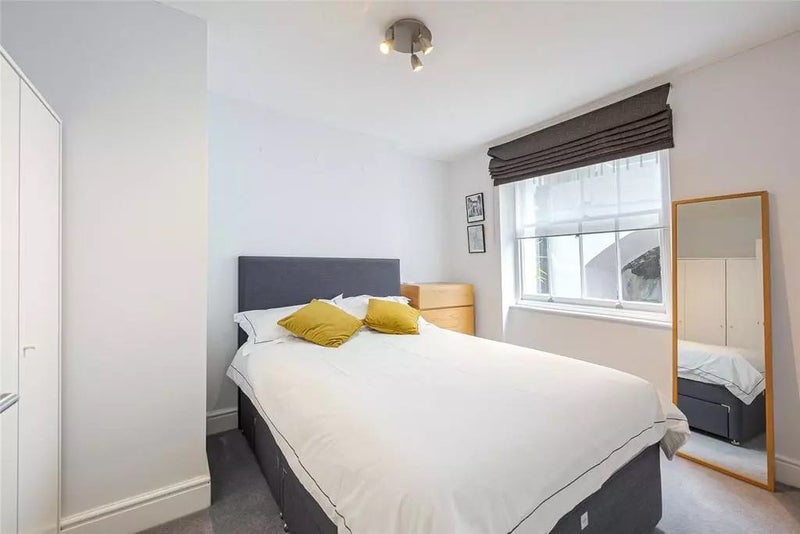 Room St George's Square Mews in City of Westminster