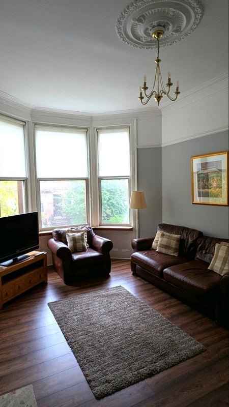 Flat Clarence Drive in Glasgow