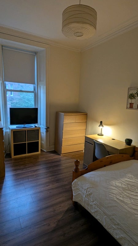 Flat Clarence Drive in Glasgow