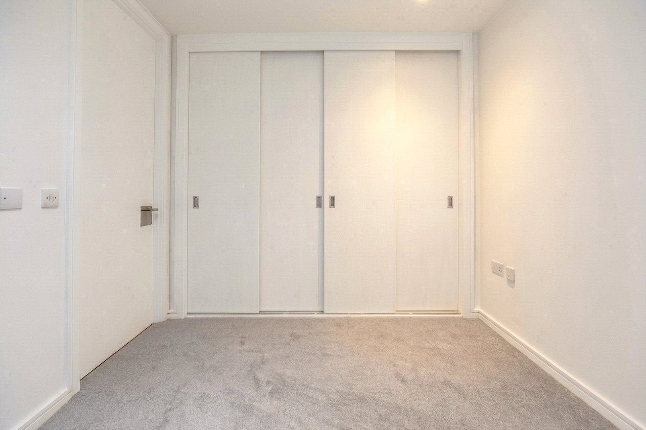 Flat Skypark Road in Bristol