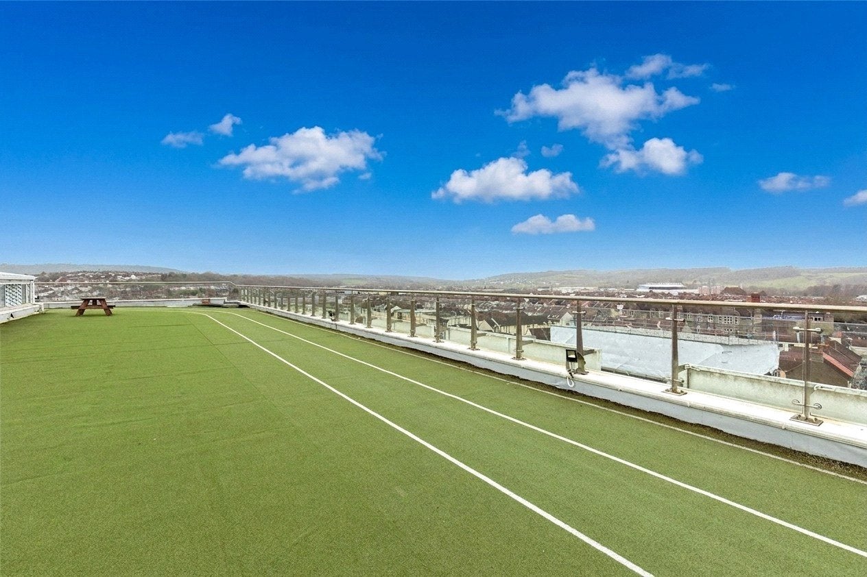Flat Skypark Road in Bristol
