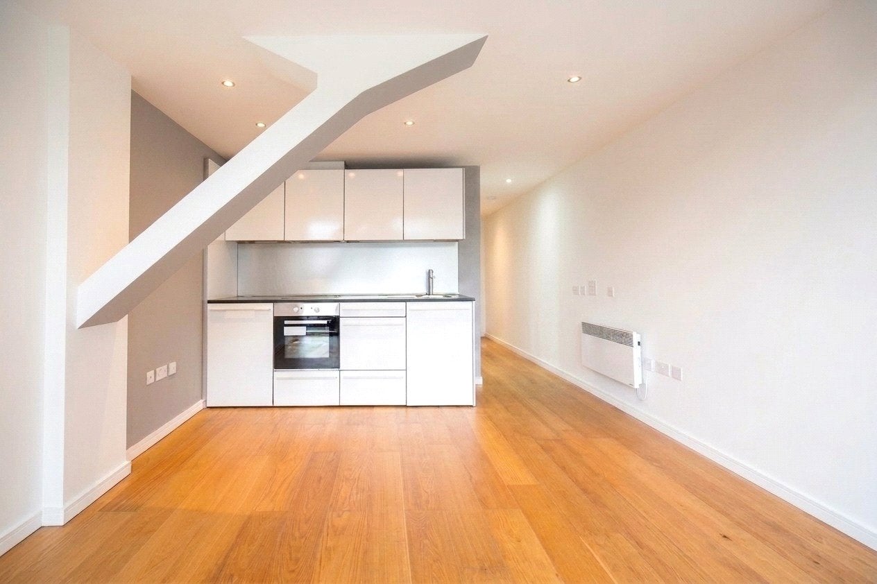 Flat Skypark Road in Bristol