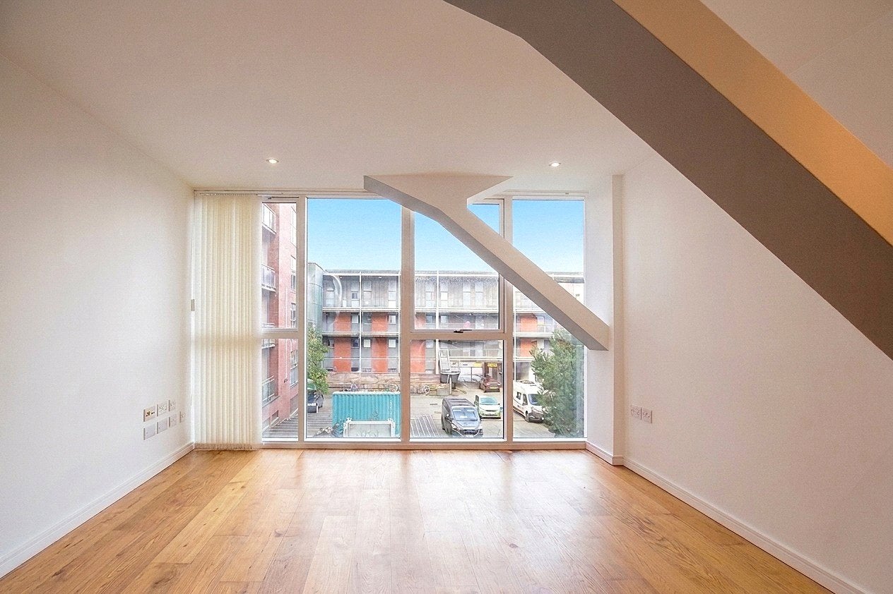 Flat Skypark Road in Bristol