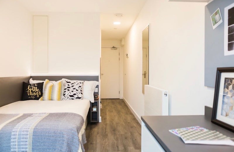 Flat Westway in Greater London