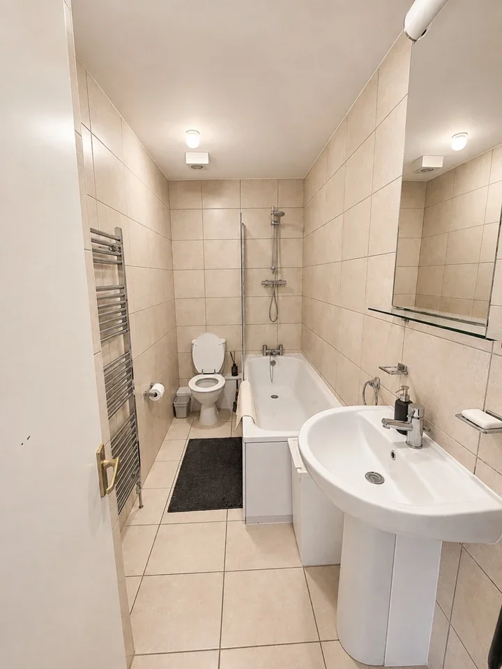 Flat Darlaston Road in Greater London