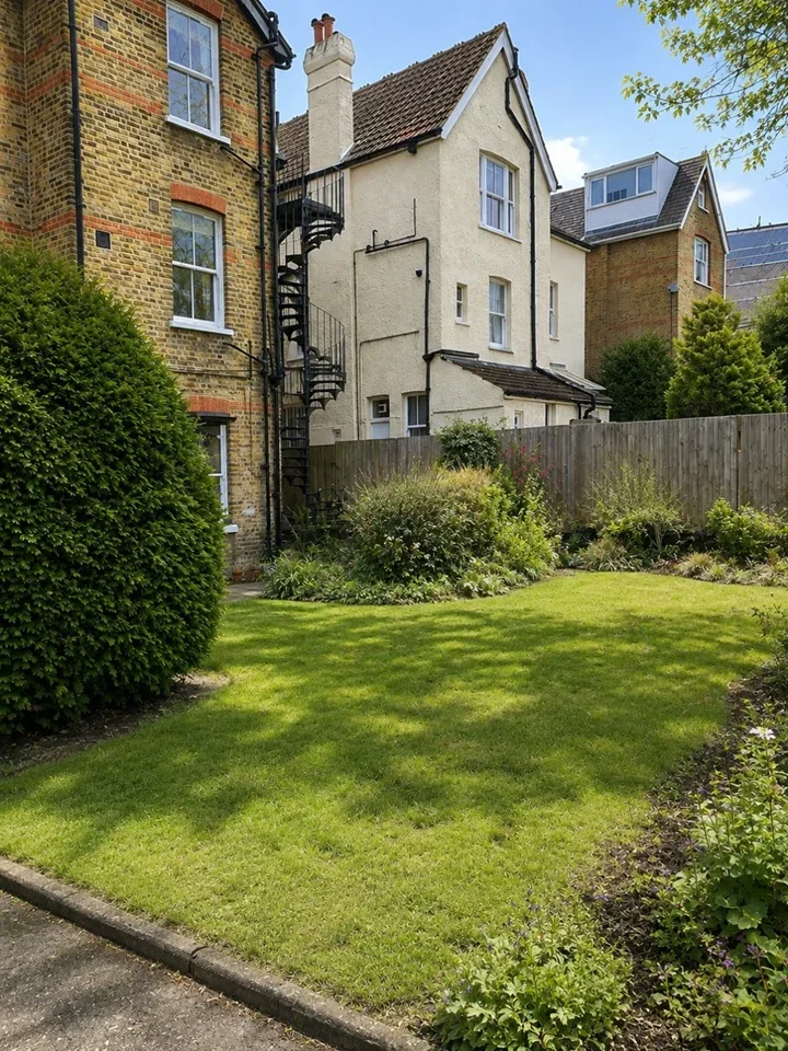Flat Darlaston Road in Greater London