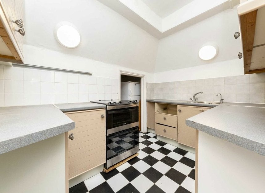 Flat Strathray Gardens in Greater London