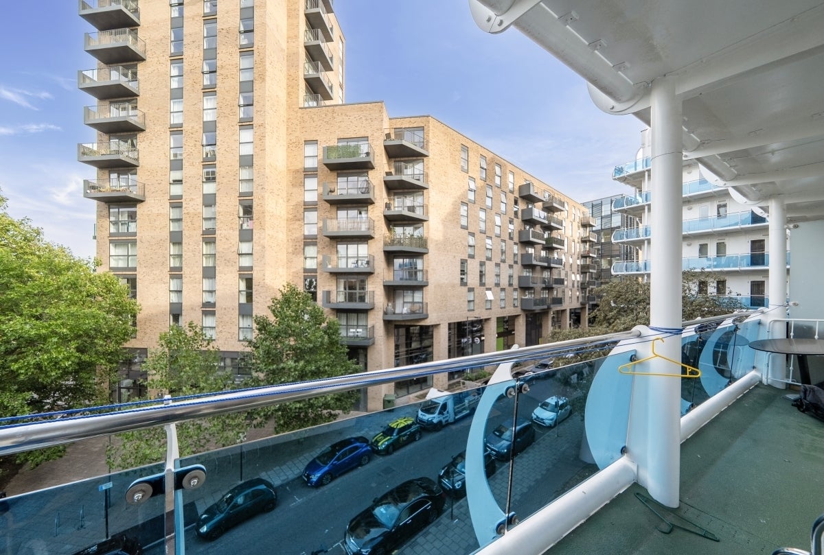 Flat Lyon Road in Greater London