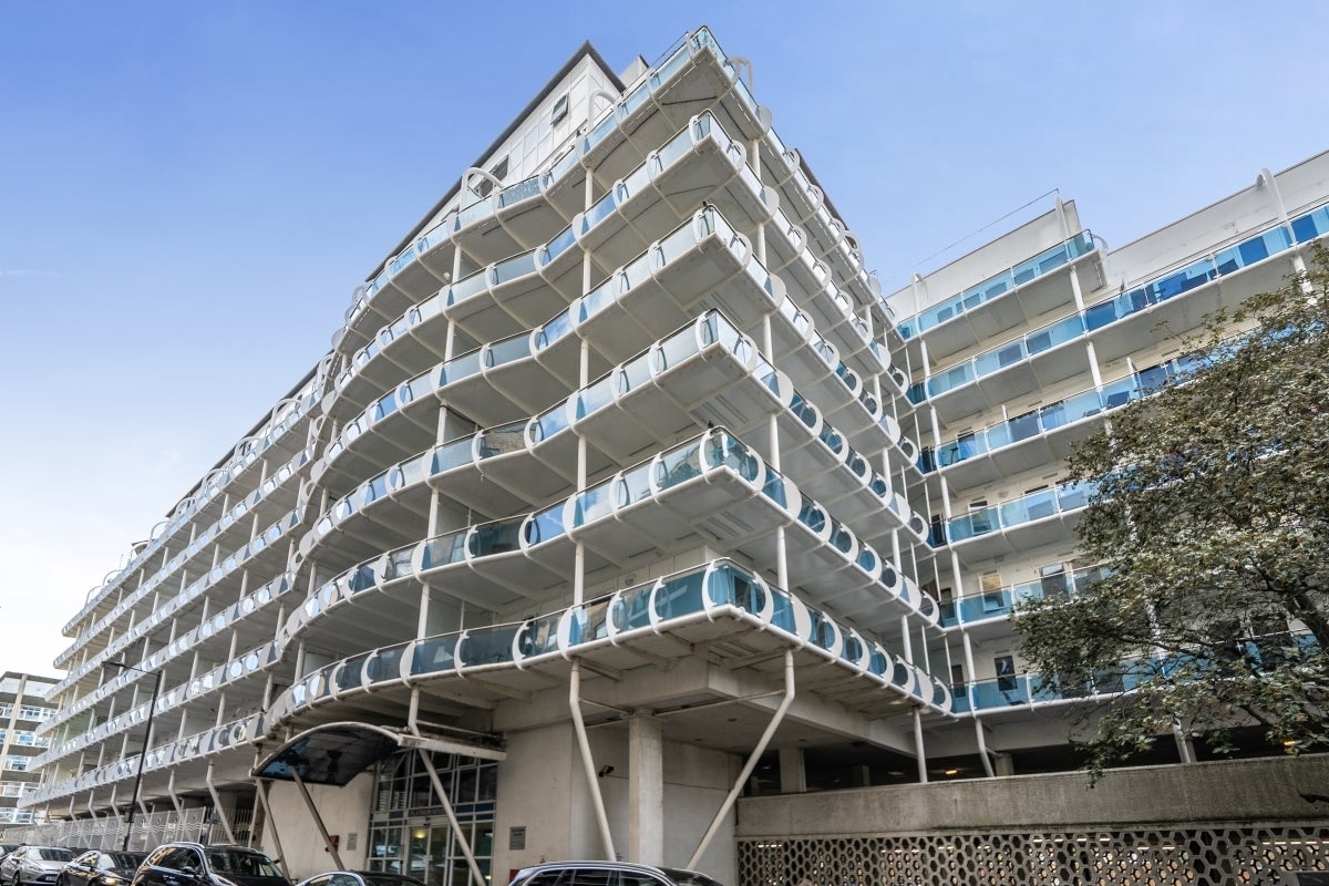 Flat Lyon Road in Greater London