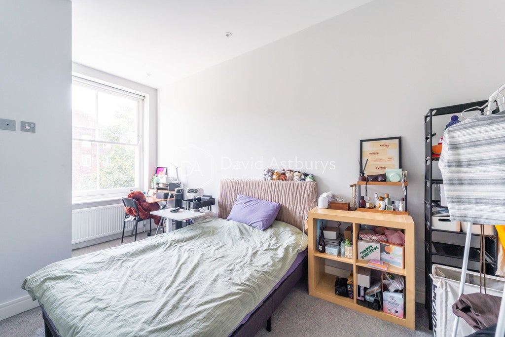 Flat Leighton Road in Greater London
