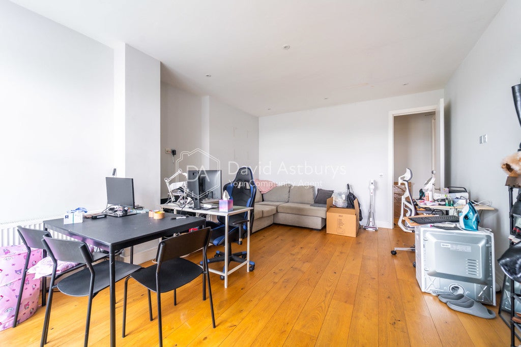 Flat Leighton Road in Greater London