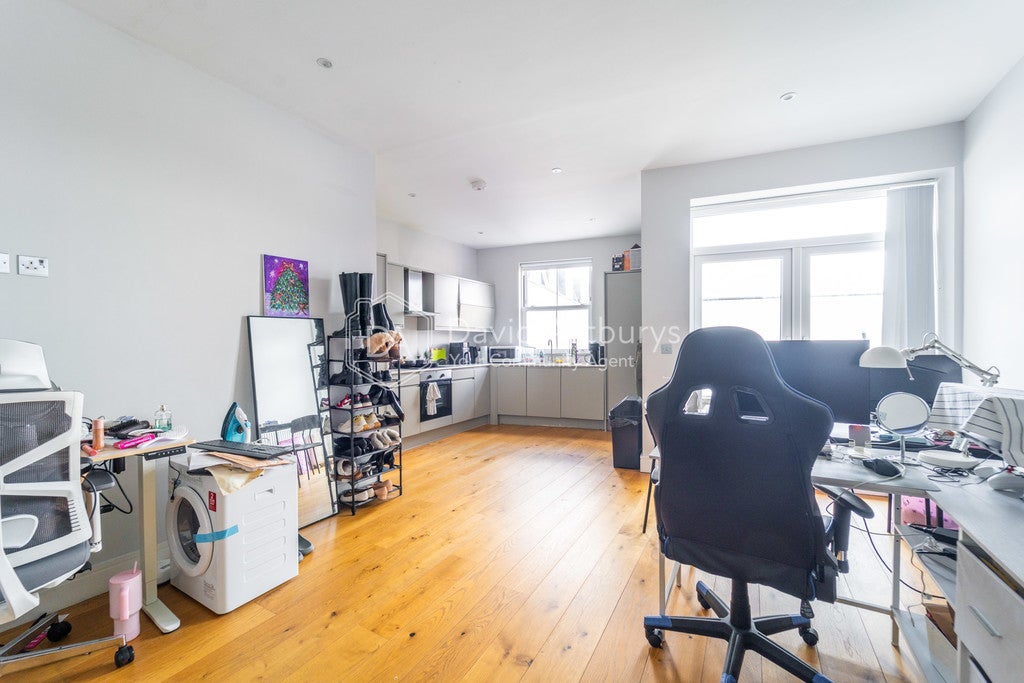 Flat Leighton Road in Greater London